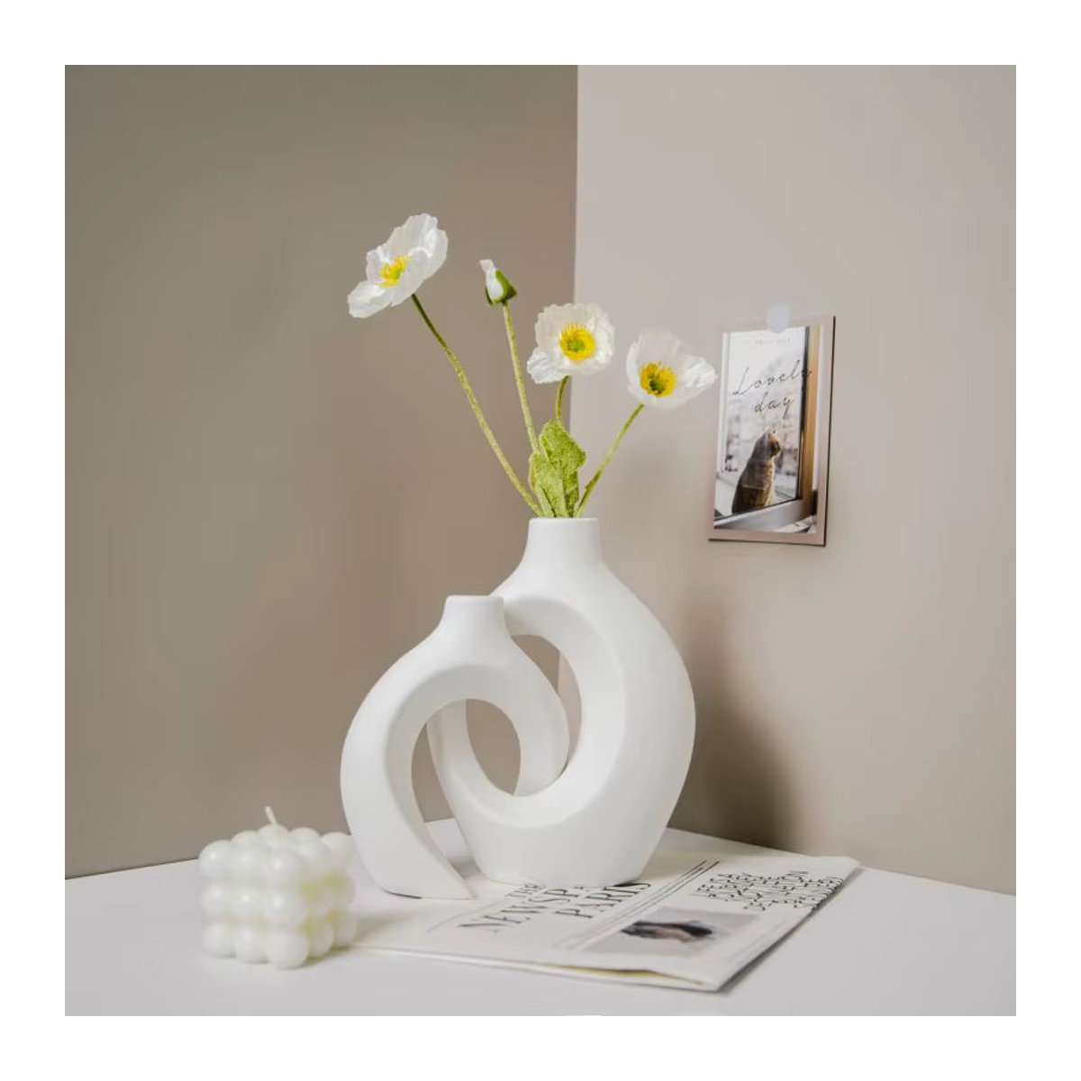 Dekorative weiße Vase in unregelmäßiger Form für Schnittblumen und Trockenblumen aus Keramik und Kunststoff - Bild 5
