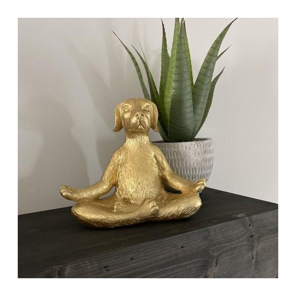 Dekorative Yoga-Hund Figur aus Kunstharz in Gold von NobleRot für moderne Innenräume - Bild 1