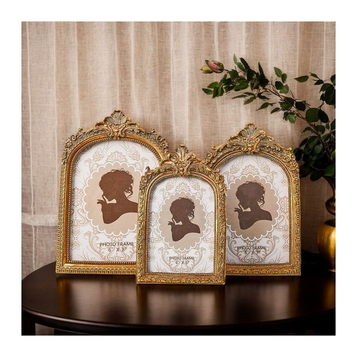 Dekorativer Fotorahmen aus Kunstharz in Gold mit floralem Vintage-Design und unregelmäßiger gewölbter Spitze als Tischaufsteller - Bild 1