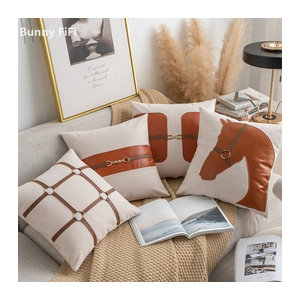 Dekorativer Kissenbezug BUNNY FiFi aus Kunstleder mit Pferd-Motiv und Schnalle in Beige, B/T/H: 45 x 45 x 0 cm