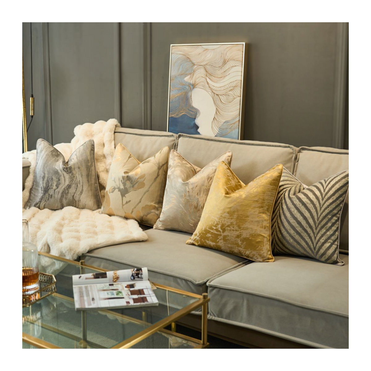Dekorativer Kissenbezug von Anqianny in Gold für dein Sofa und Wohnzimmer - Bild 1