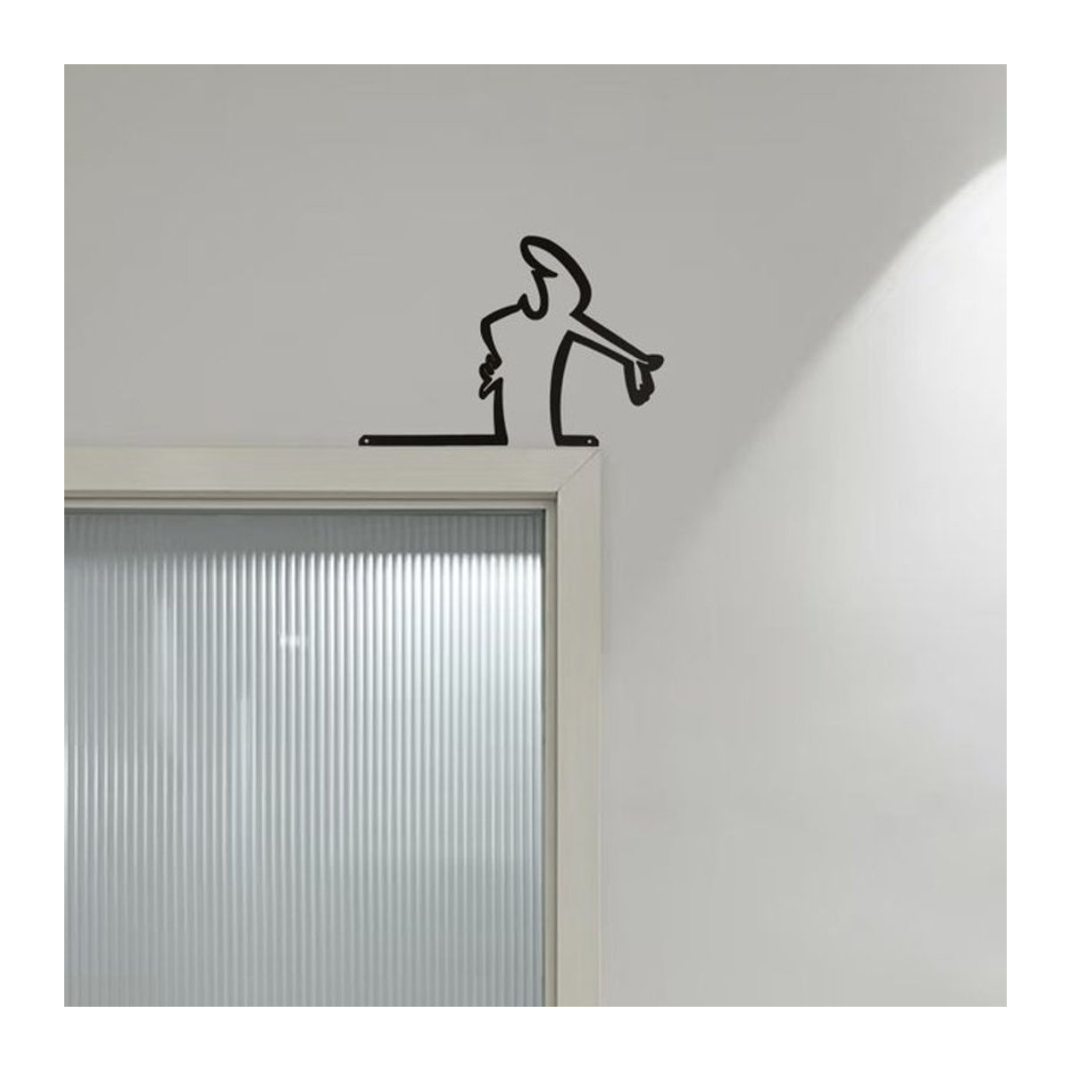 Dekoratives Metallschild in Schwarz als minimalistische Wanddekoration und hängender Wandbehang - Bild 1