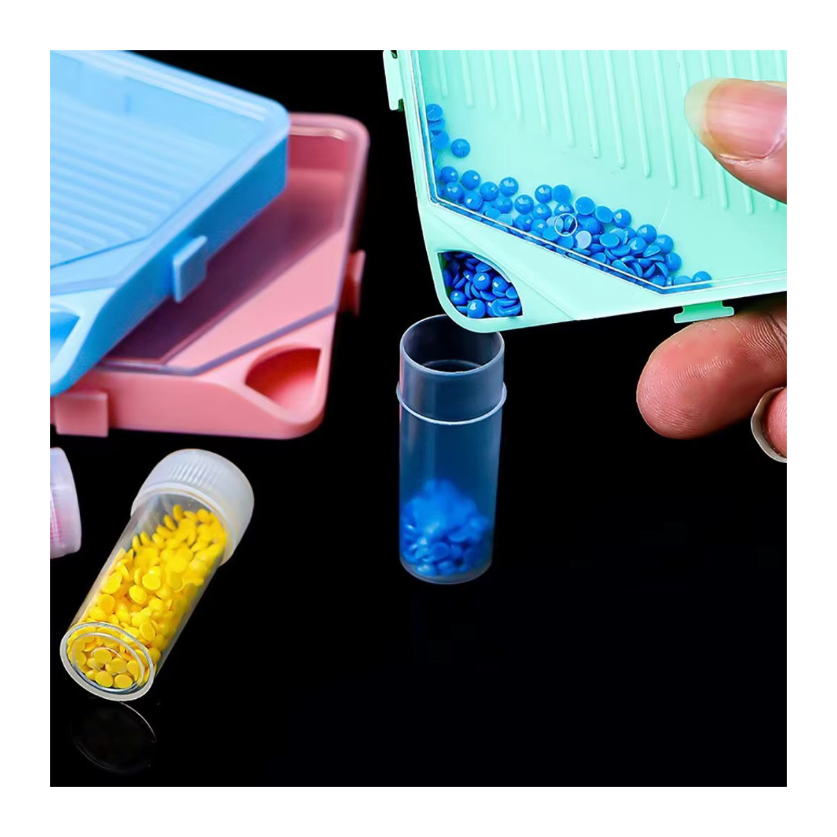 Diamant-Malerei Zubehörtablett mit durchsichtigen Deckeln in Grün und Blau für 5D-Diamant-Malsets inklusive Perlenplatten und Werkzeug - Bild 2