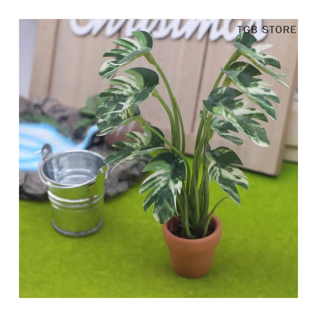 DIAPER&CORED Grüne Monstera Pflanze im Topf als Miniatur Modell für Puppenhaus und Mikrolandschaft aus Kunststoff - Bild 2