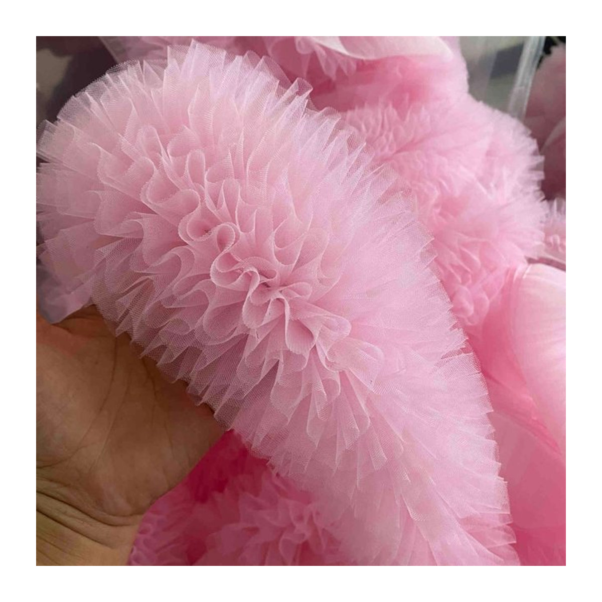 Dichtes Mesh-Spitzenmaterial für Kleidung und Dekoration in Grün und Rosa, Breite: 13–15 cm - Bild 1
