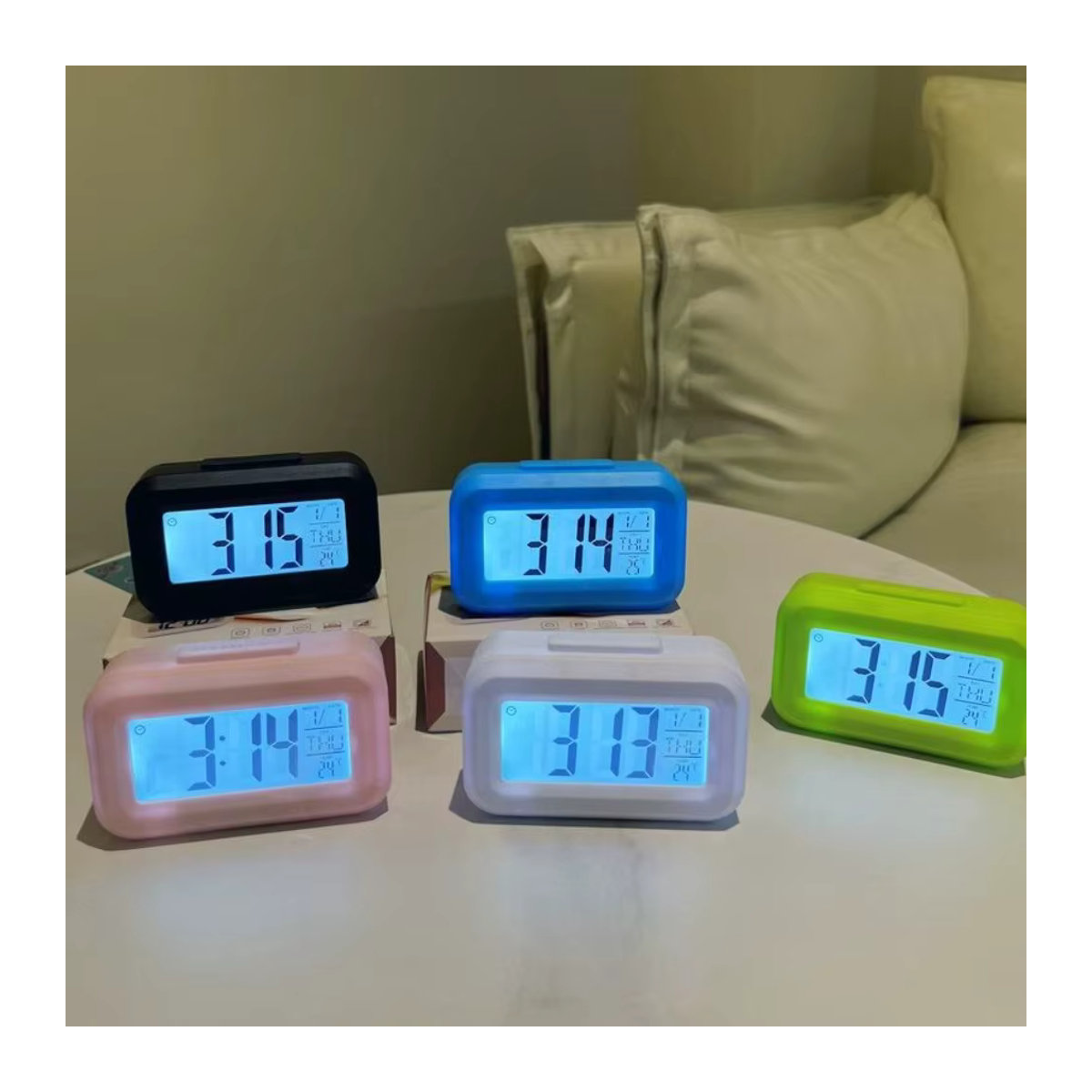 Digitaler Wecker mit LCD-Display und LED-Beleuchtung, intelligenter Lichtkalender mit Temperaturanzeige und Datumsanzeige, mehrfarbig, batteriebetrieben - Bild 2
