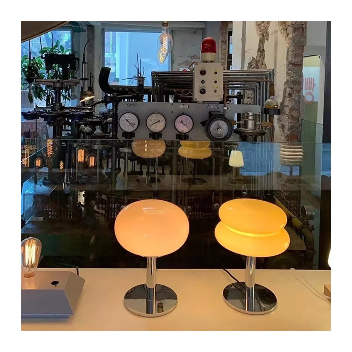 Dimmbare LED Tischlampe in Chrom und Glas im skandinavischen Design für Schlafzimmer und Wohnbereich - Bild 2