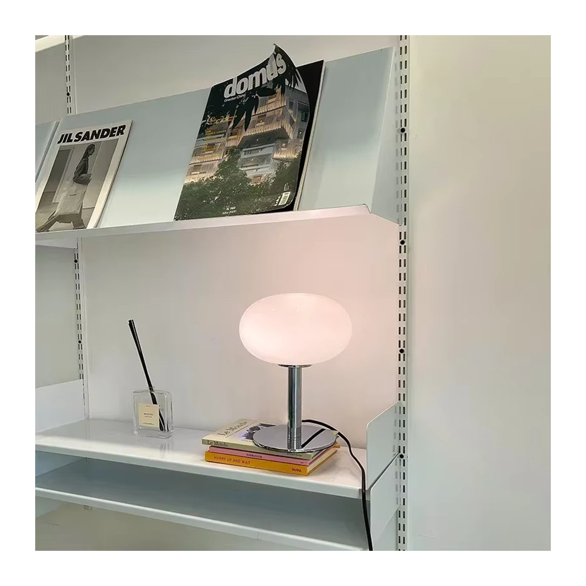 Dimmbare LED Tischlampe in Chrom und Glas im skandinavischen Design für Schlafzimmer und Wohnbereich - Bild 3