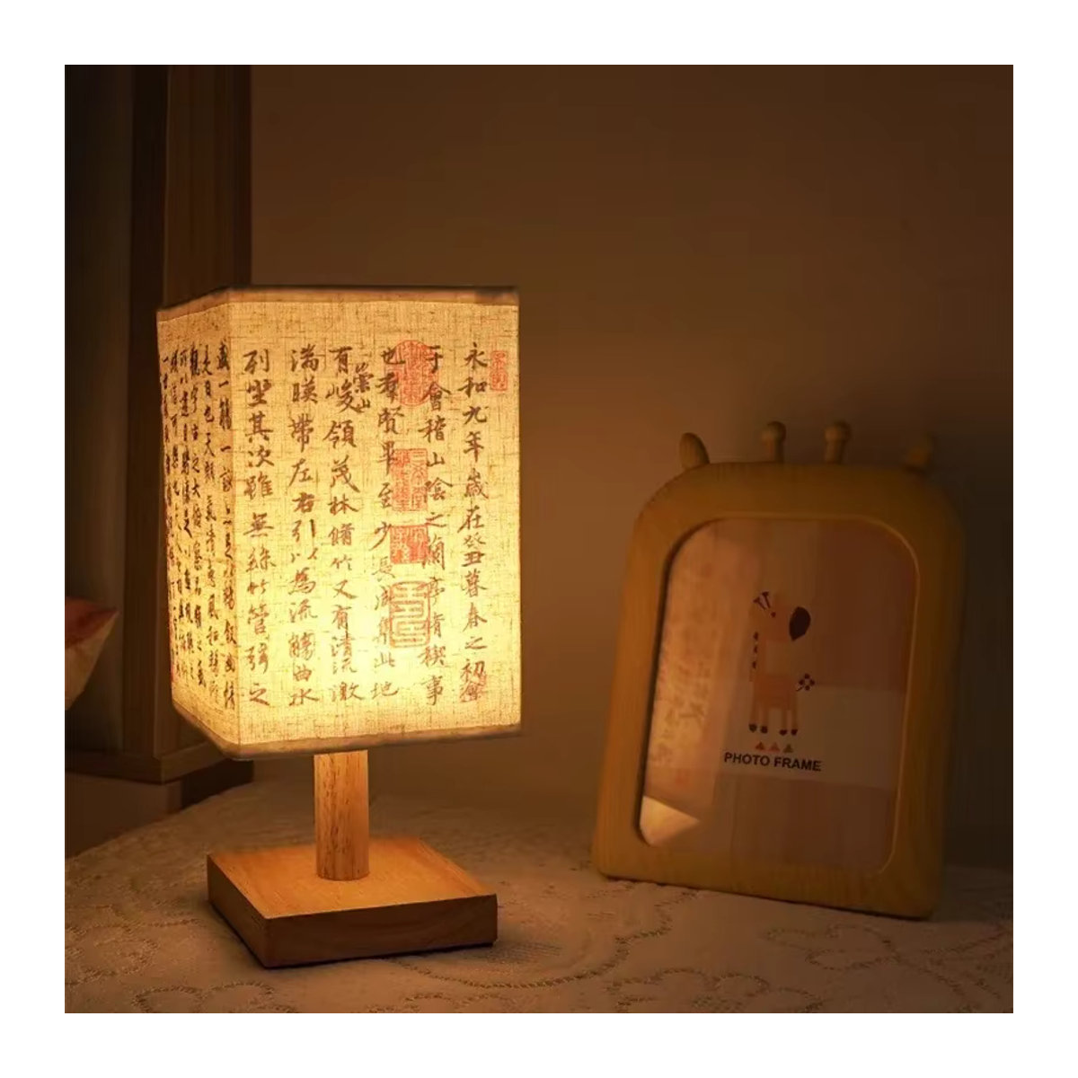 Dimmbare LED Tischlampe von lyfs im chinesischen Stil mit beige Stofflampenschirm und Holzfuß - Bild 3