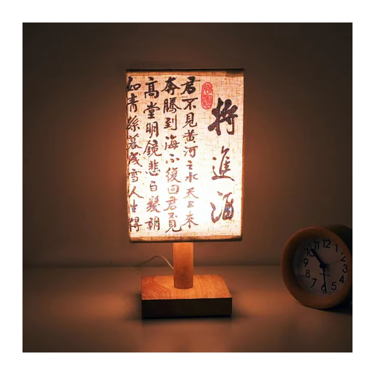 Dimmbare LED Tischlampe von lyfs im chinesischen Stil mit beige Stofflampenschirm und Holzfuß - Bild 4