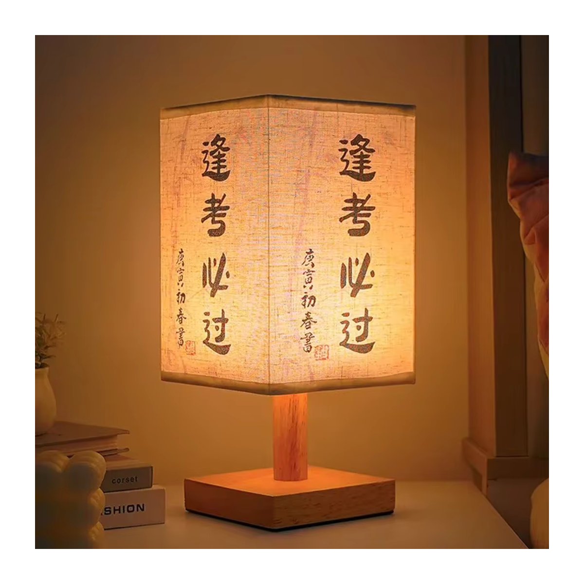 Dimmbare LED Tischlampe von lyfs im chinesischen Stil mit beige Stofflampenschirm und Holzfuß - Bild 5
