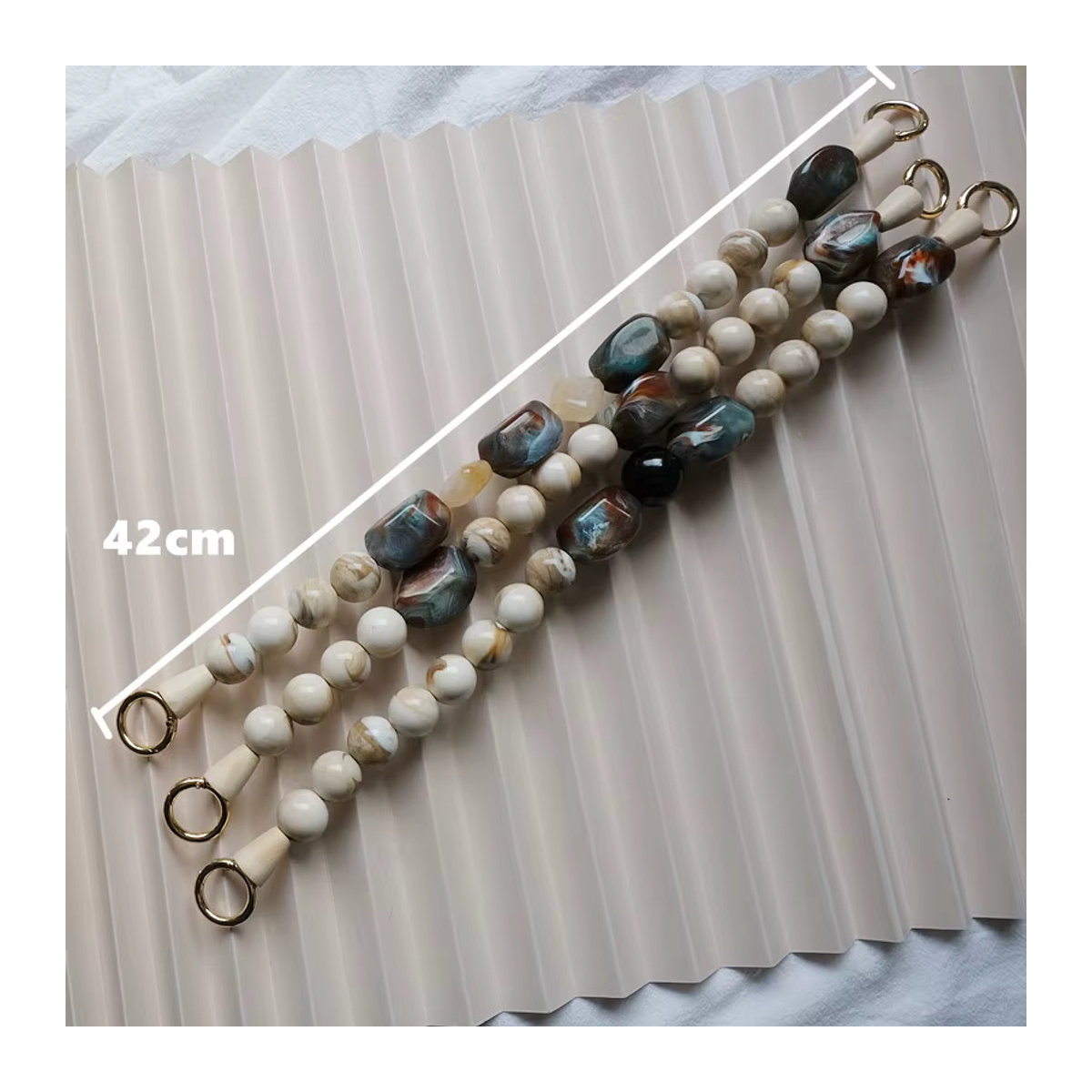 DIRMMIS Handgefertigte Luxus Handtaschen-Kette aus Acryl-Harz und Perlen in Grün und Beige - Bild 2