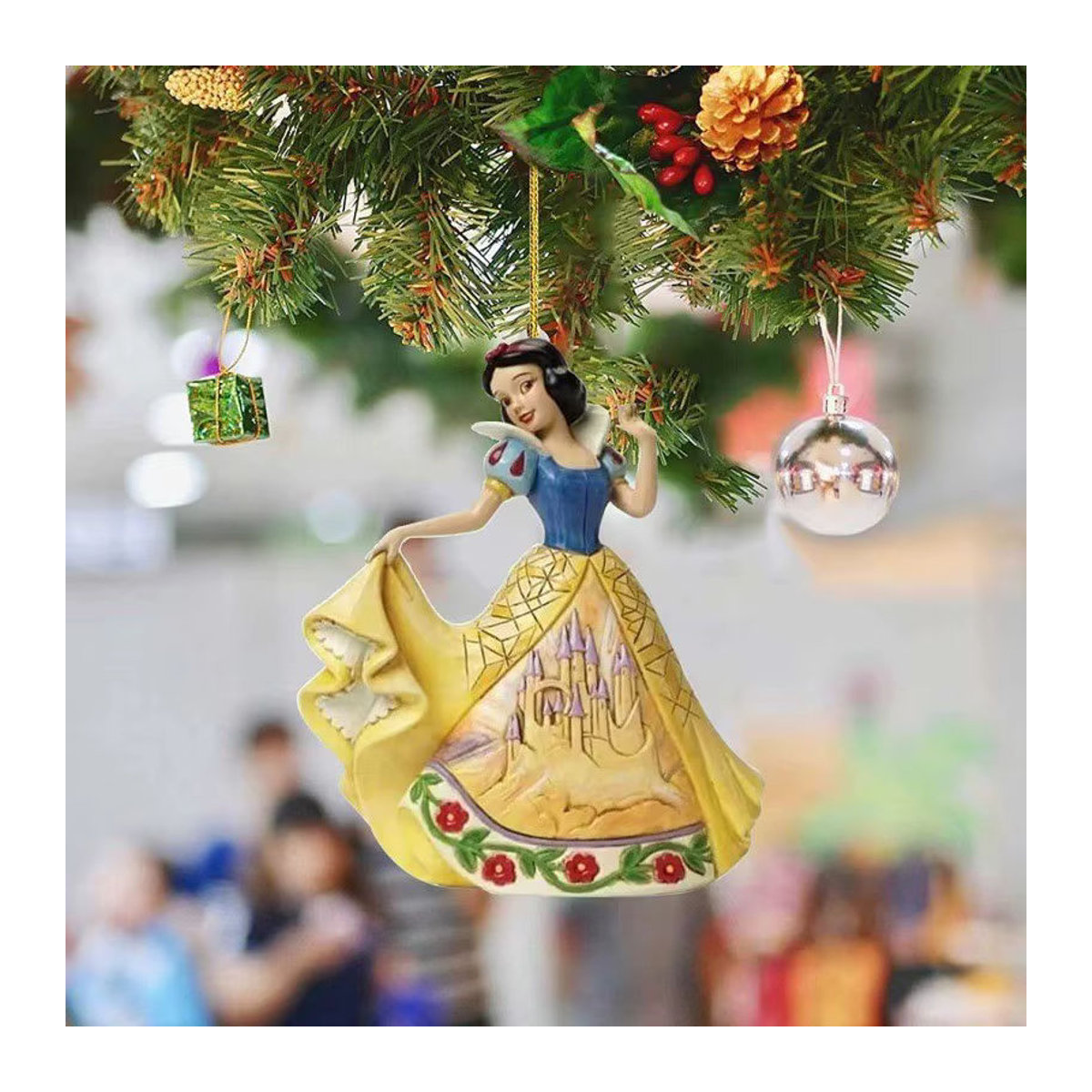Disney Schneewittchen Figuren Set aus 12 mehrfarbigen Kunststoff-Hängeornamenten zur Dekoration für Weihnachten und Geburtstage - Bild 2
