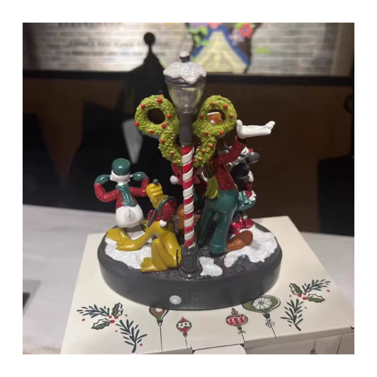 Disney Shanghai Cartoon Weihnachtsfigur aus Kunstharz mit Mickey, Minnie und Donald in Mehrfarbig und Grau - Bild 3