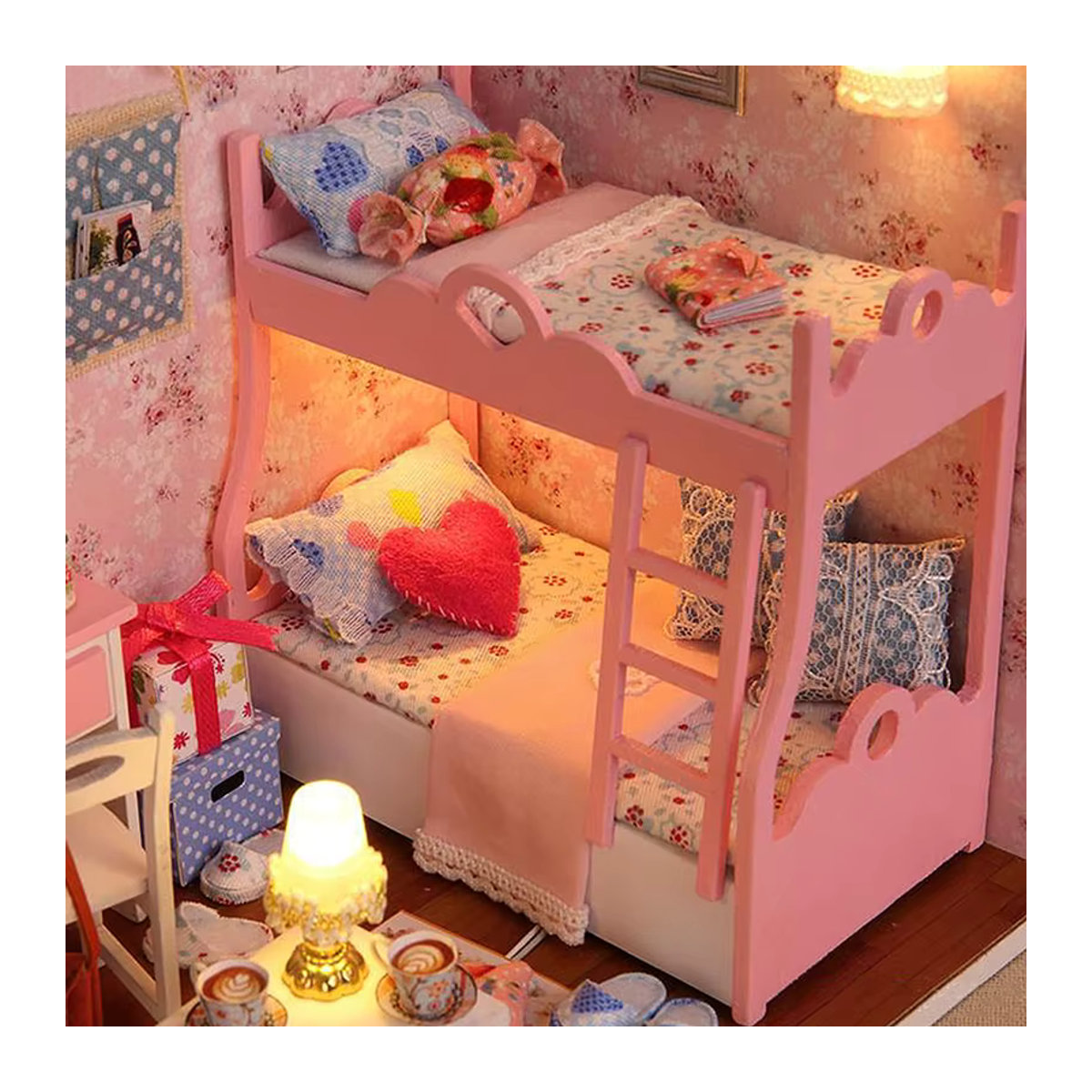 DIY Miniatur-Puppenhaus aus Holz von zuuton in Rosa mit floralem Design und Möbeln - Bild 2