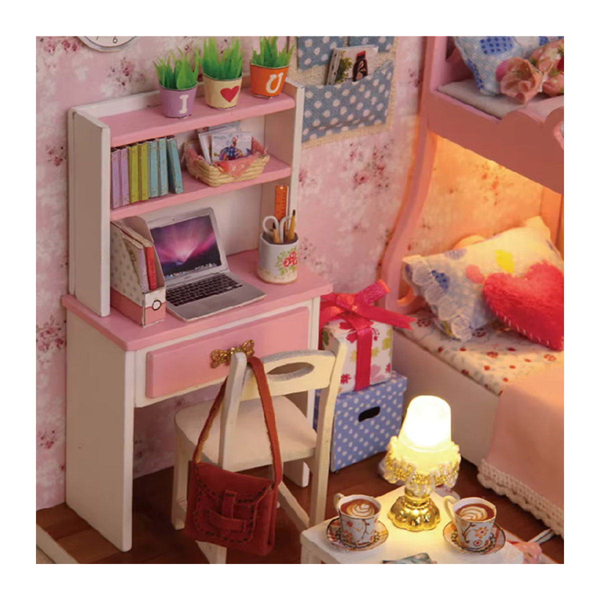 DIY Miniatur-Puppenhaus aus Holz von zuuton in Rosa mit floralem Design und Möbeln - Bild 3