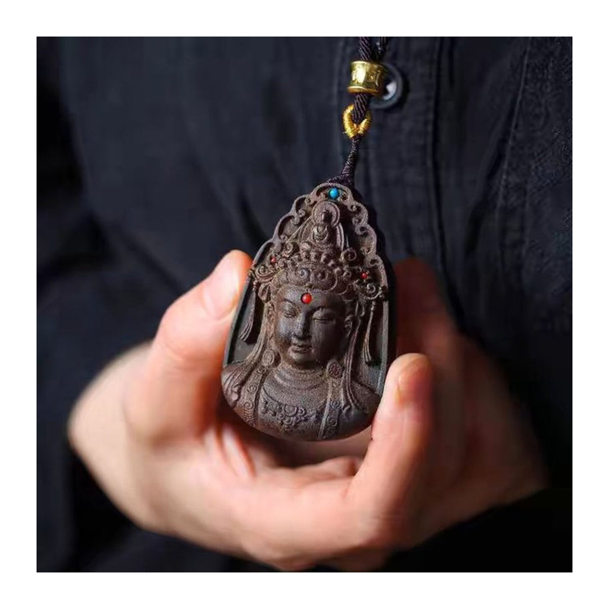 Doppelseitiger Agarwood-Holzanhänger Tara als orientalische Holzhandwerk-Dekoration in Braun - Bild 1