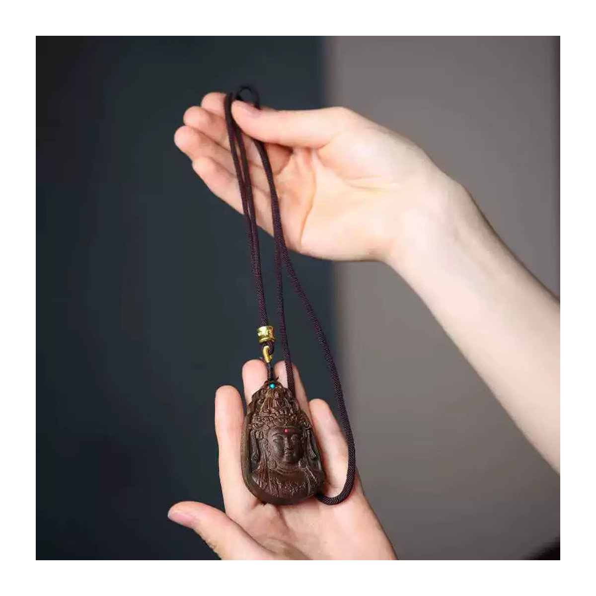 Doppelseitiger Agarwood-Holzanhänger Tara als orientalische Holzhandwerk-Dekoration in Braun - Bild 2
