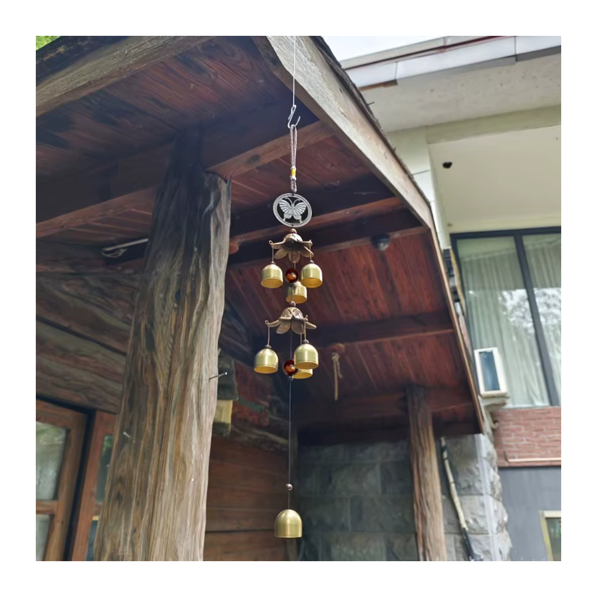 Doppelter Metallglocken-Anhänger im Bohemian-Stil mit Schmetterlingen in Messingfarbe als Windspiel zur Dekoration für dein Zuhause oder deine Terrasse - Bild 2