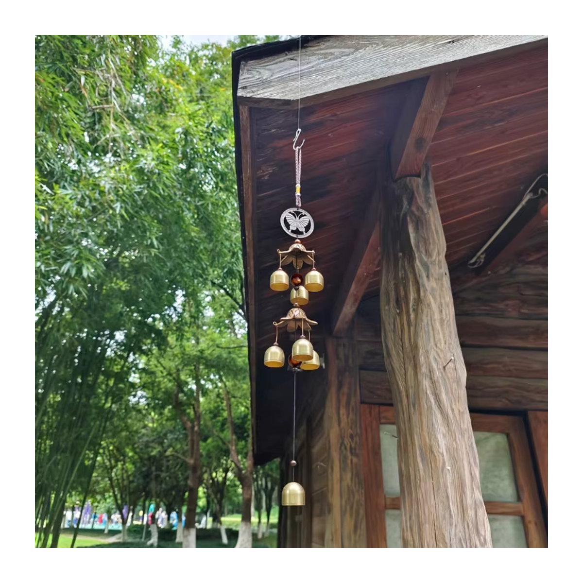 Doppelter Metallglocken-Anhänger im Bohemian-Stil mit Schmetterlingen in Messingfarbe als Windspiel zur Dekoration für dein Zuhause oder deine Terrasse - Bild 3