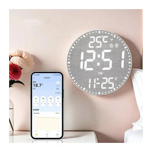 Dreamburgh Digitale WiFi Wanduhr mit Kalenderfunktion und Datumsanzeige, Modernes Design in Weiß, Grau und Mehrfarbig