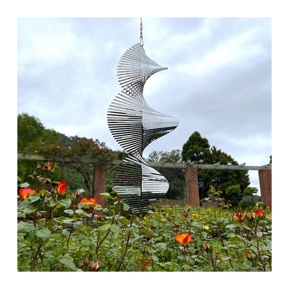 Drehbares Edelstahl-Windspiel in Windmühlen-Optik als spiralförmiges Gartenornament für deinen Hof und Garten - Bild 1