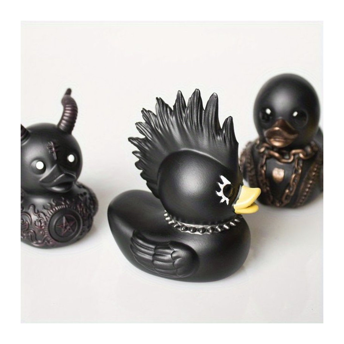 Duckieville Satan Ente Punk Rock Dekofigur aus Kunstharz in Schwarz für Halloween und Desktop-Dekoration - Bild 1