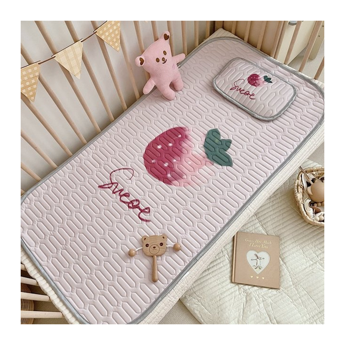 EGW 2-teiliges kühlendes Baby-Bettlaken-Set aus Viskosefaser und Latex mit Cartoon-Motiven Panda und Erdbeere, Farben: Rot und Rosa, B/T: 120 x 60 cm - Bild 1