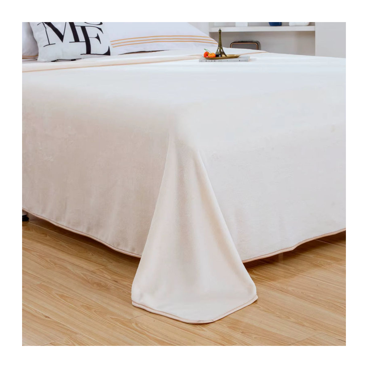 EGW Flanell-Fleece-Decke in Milchweiß und Beige, B: 150 cm, L: 200 cm, weiche Plüsch-Samt-Decke mit 240 g/m2 für Bett und Sofa - Bild 5