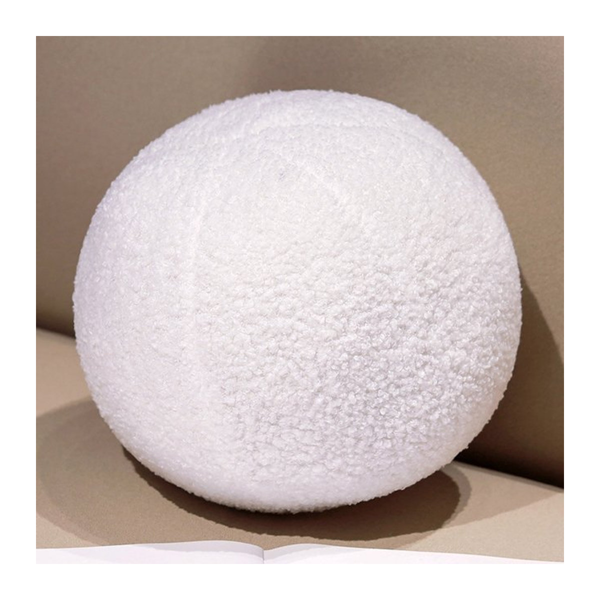EGW Rundes Ballkissen im Nordischen Stil aus Plüsch und Wolle in Weiß als weiches Sitzpouf und Zierkissen - Bild 1