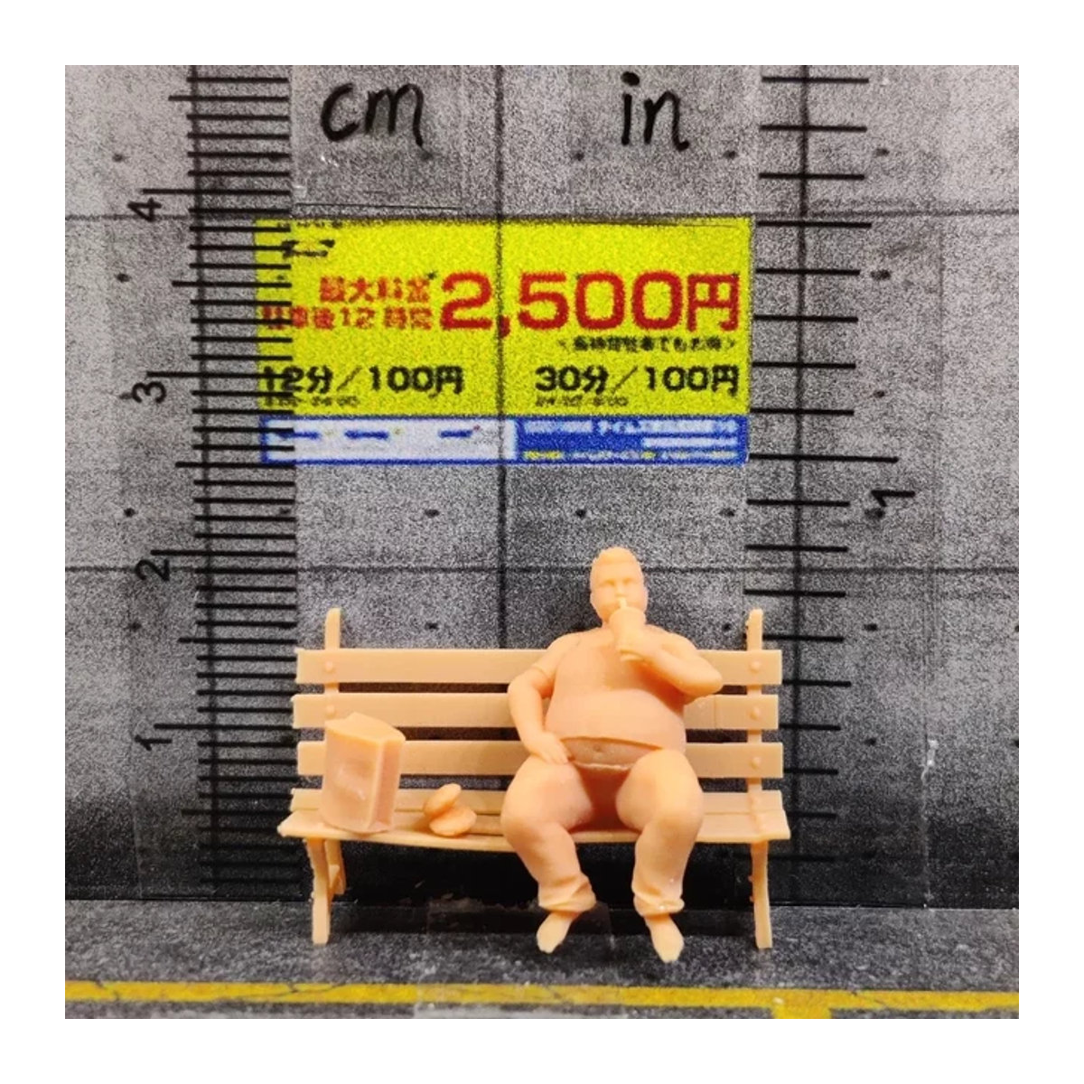 EHCMODEL Miniatur-Diorama aus Resin: Unbemaltes Modell eines Mannes mit Cola und Stuhl im Maßstab 1/64 oder 1/43, Farbe Beige - Bild 1