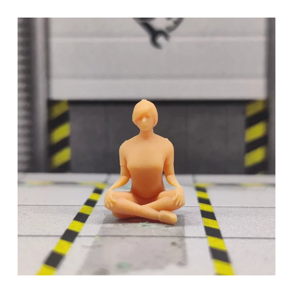 EHCMODEL Miniatur Diorama Yoga Mädchen in Meditation als unbemaltes Harz-Modell im Maßstab 1/64, Farbe Beige - Bild 1
