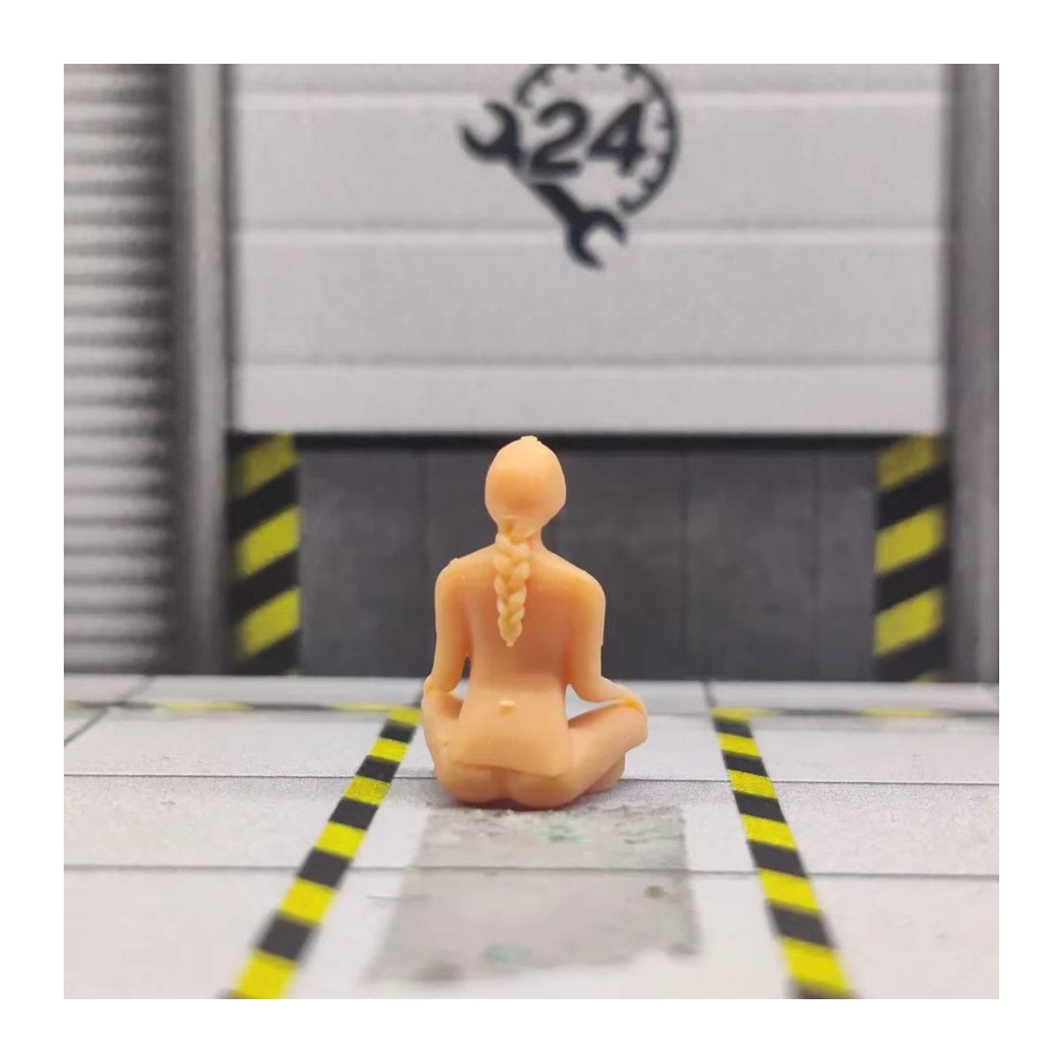 EHCMODEL Miniatur Diorama Yoga Mädchen in Meditation als unbemaltes Harz-Modell im Maßstab 1/64, Farbe Beige - Bild 2
