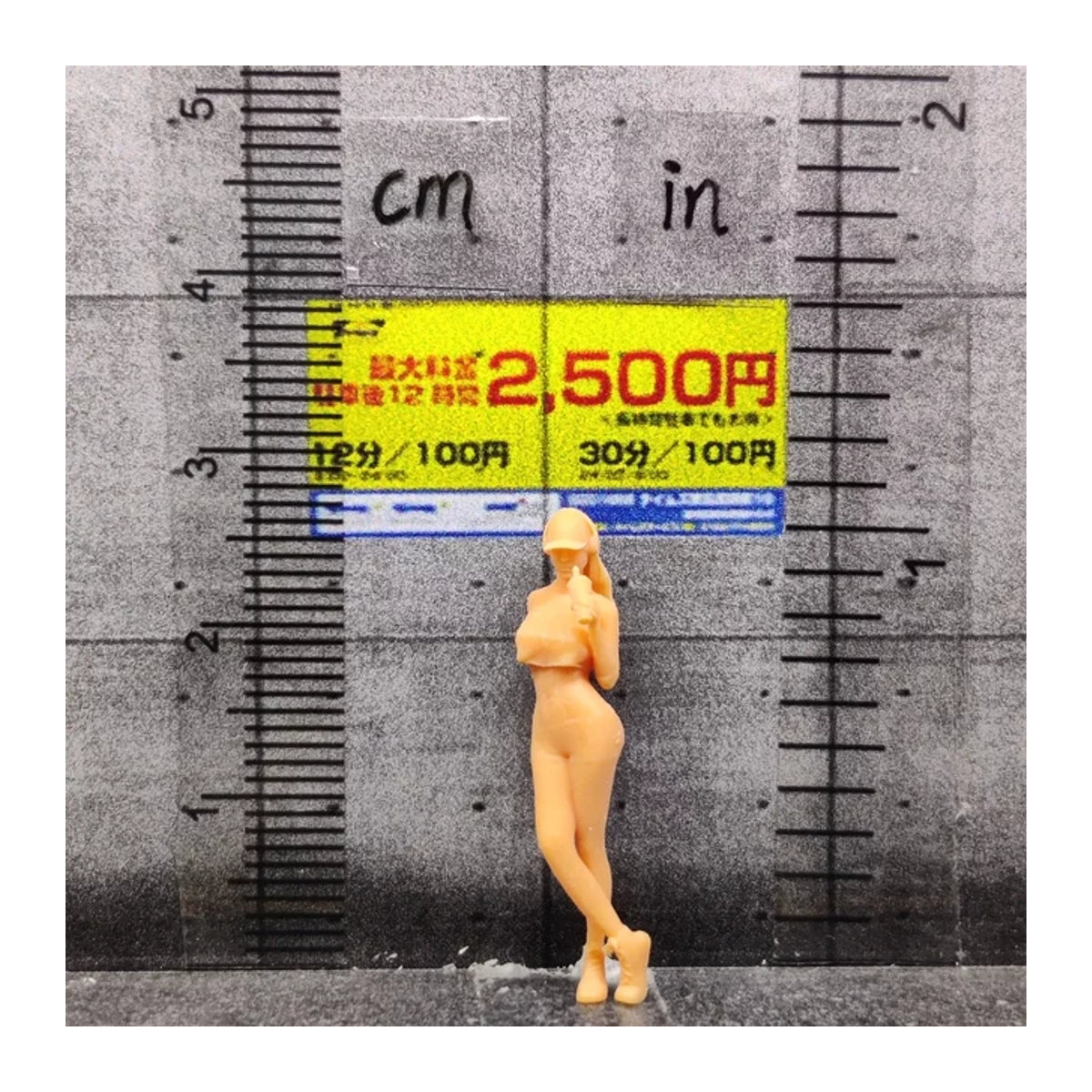 EHCMODEL Miniatur Fitness Mädchen Modellfigur aus Resin in Beige mit Kopfhörern und Zubehör für 1/64 und 1/43 Diorama handbemalt - Bild 1