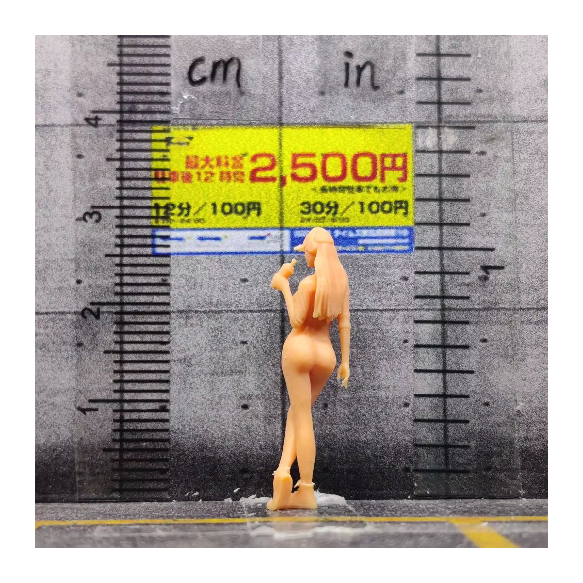 EHCMODEL Miniatur Fitness Mädchen Modellfigur aus Resin in Beige mit Kopfhörern und Zubehör für 1/64 und 1/43 Diorama handbemalt - Bild 4