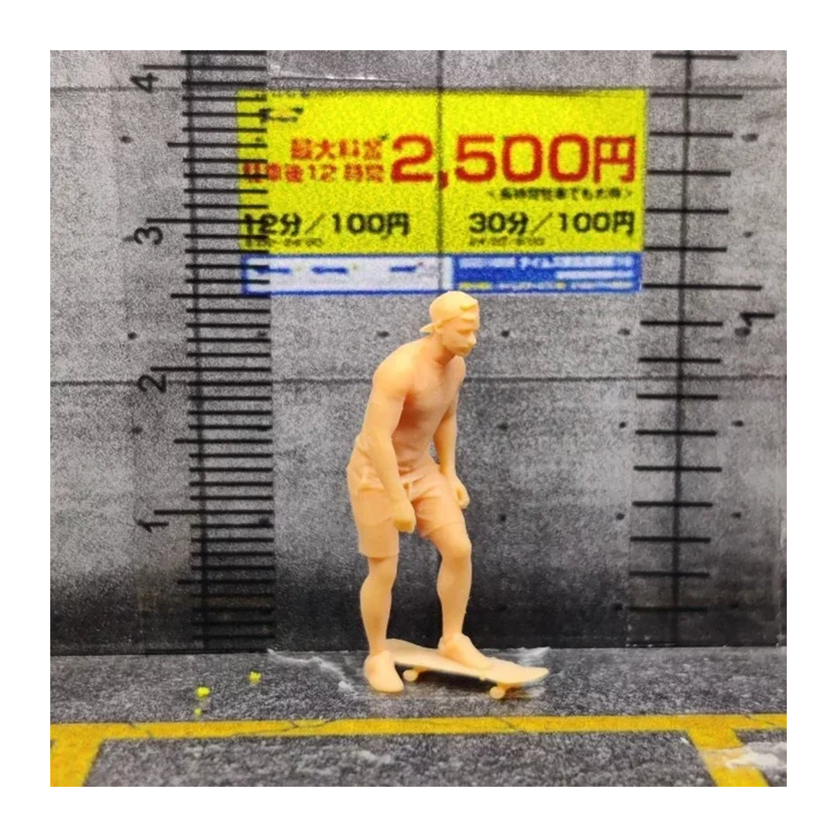 EHCMODEL Skateboarder Modellfigur aus Kunstharz in Beige im Maßstab 1/64 und 1/43 - Bild 1