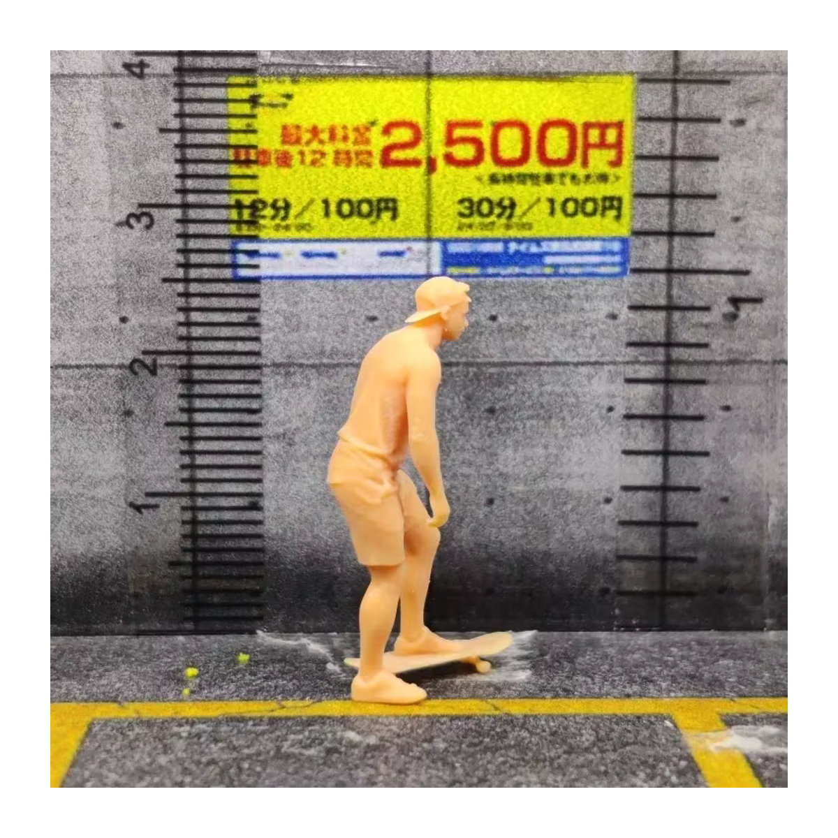 EHCMODEL Skateboarder Modellfigur aus Kunstharz in Beige im Maßstab 1/64 und 1/43 - Bild 2