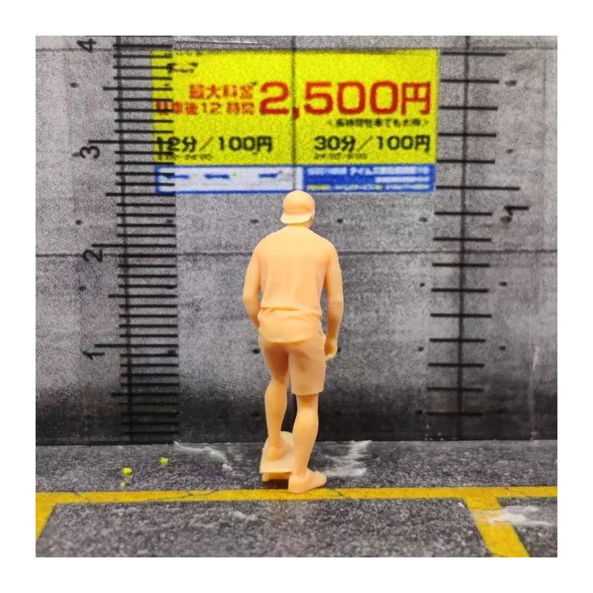 EHCMODEL Skateboarder Modellfigur aus Kunstharz in Beige im Maßstab 1/64 und 1/43 - Bild 3