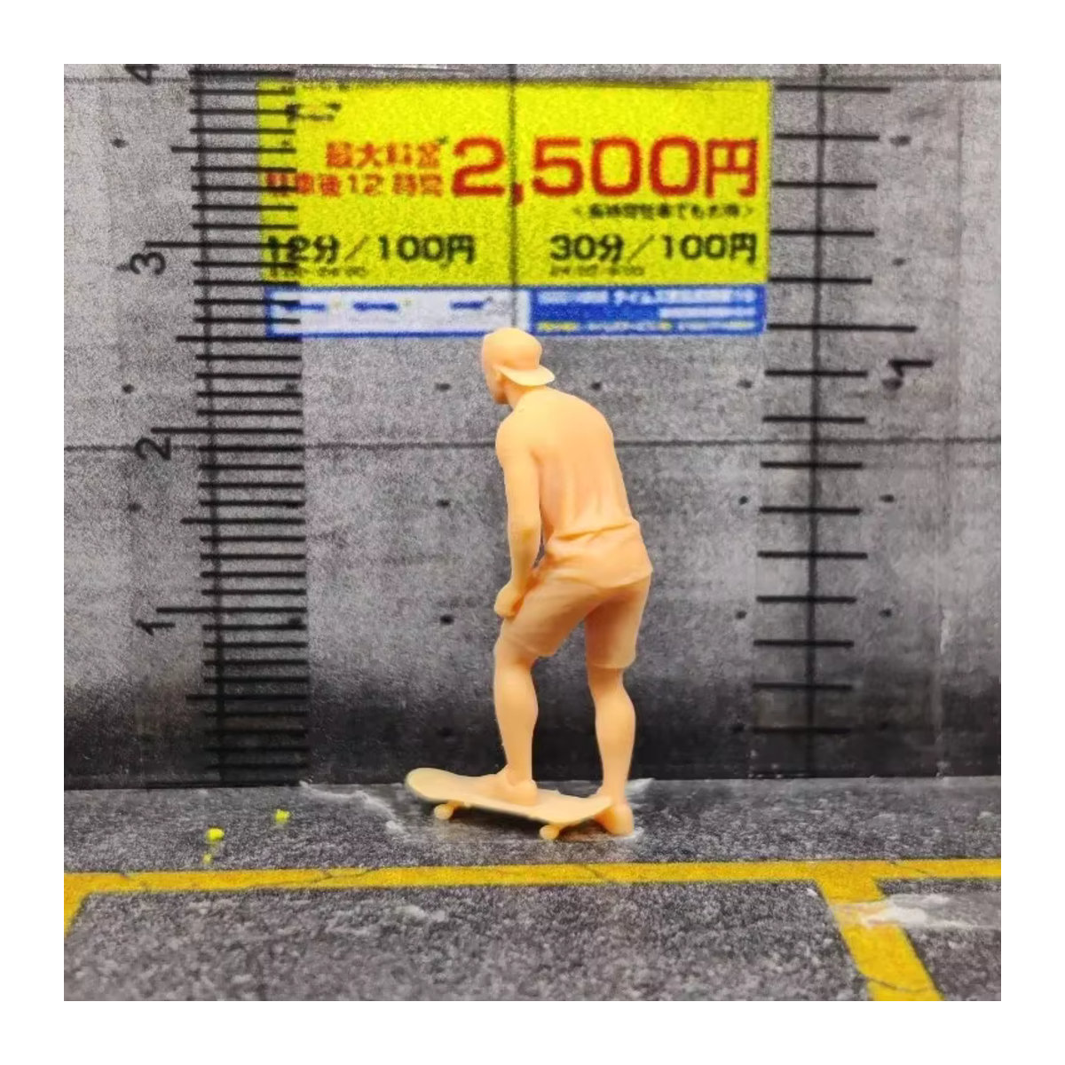 EHCMODEL Skateboarder Modellfigur aus Kunstharz in Beige im Maßstab 1/64 und 1/43 - Bild 4