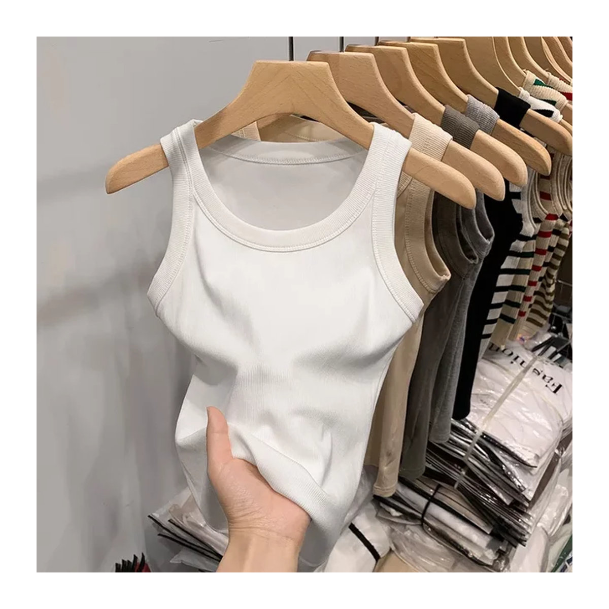 Einfarbiges Damen-Tanktop mit Rundhalsausschnitt und gerippter Struktur als elastisches Basic-Leibchen für den Sommer - Bild 1