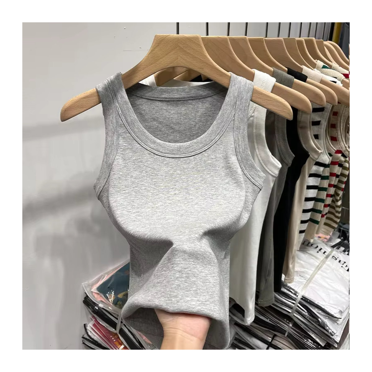 Einfarbiges Damen-Tanktop mit Rundhalsausschnitt und gerippter Struktur als elastisches Basic-Leibchen für den Sommer - Bild 2