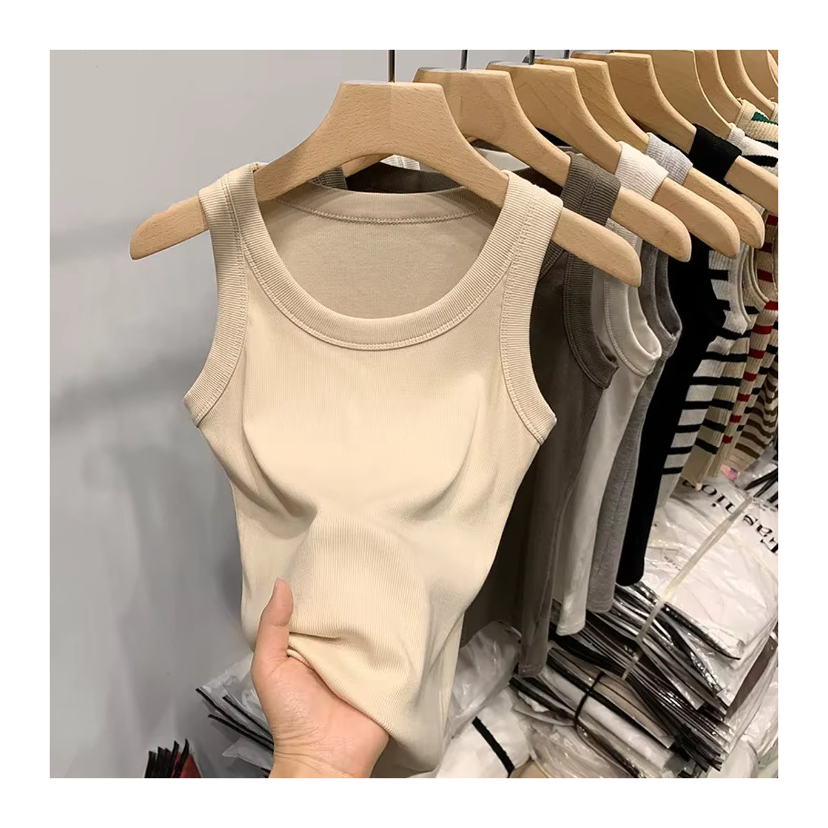 Einfarbiges Damen-Tanktop mit Rundhalsausschnitt und gerippter Struktur als elastisches Basic-Leibchen für den Sommer - Bild 3