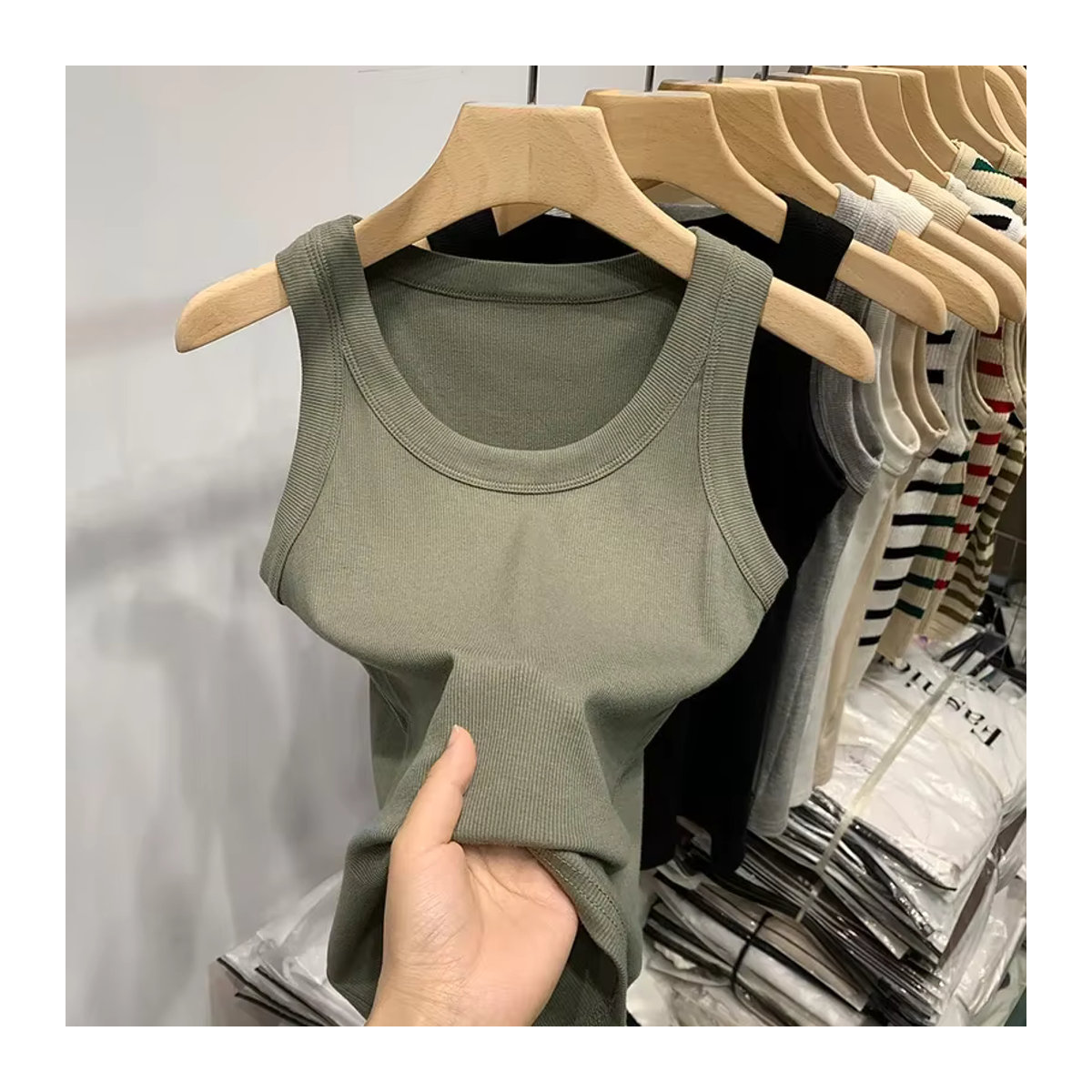 Einfarbiges Damen-Tanktop mit Rundhalsausschnitt und gerippter Struktur als elastisches Basic-Leibchen für den Sommer - Bild 4