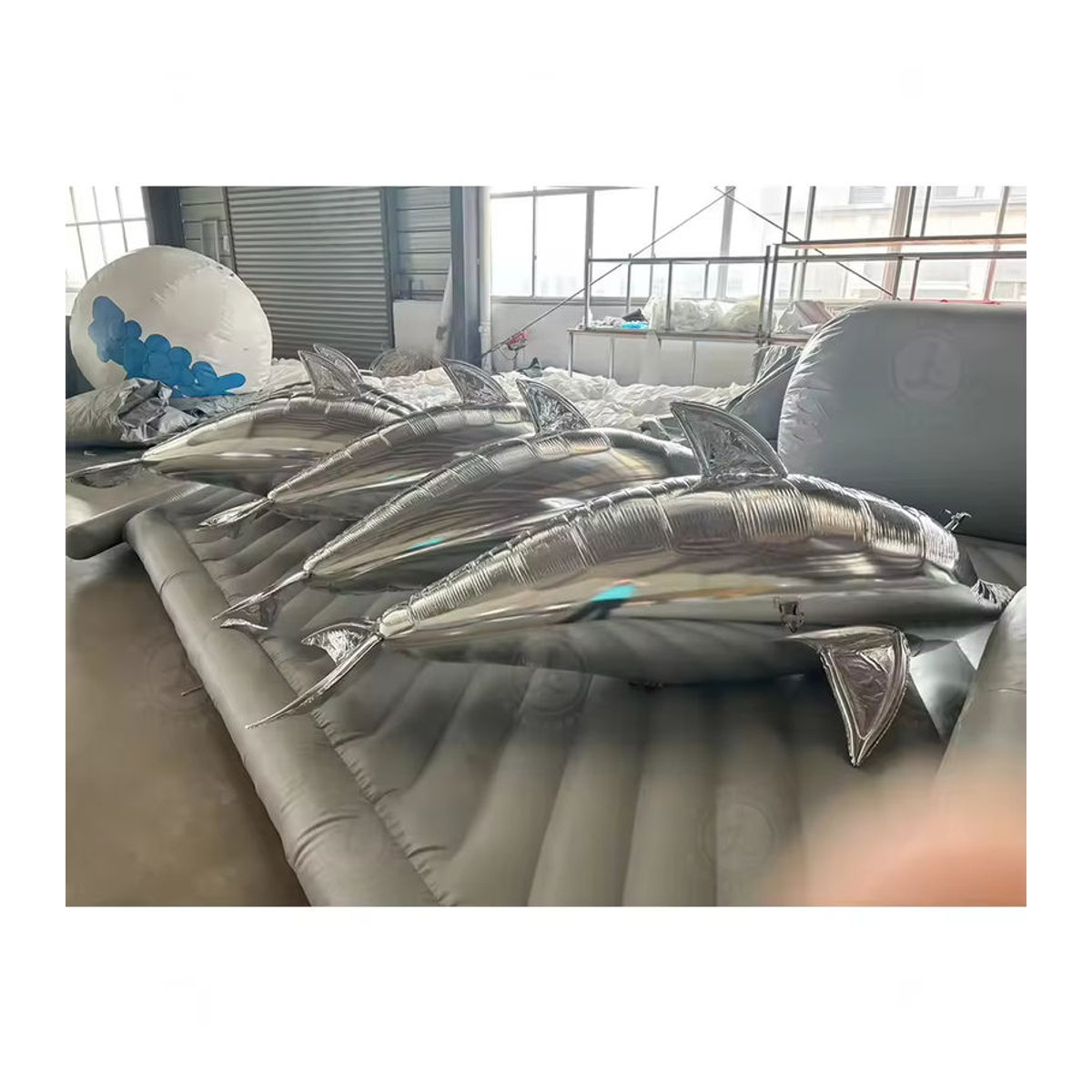 Ejia Aufblasbarer Delfin-Heliumballon in Silber mit Fernbedienung für Events und Partys, 2,2 m - Bild 3