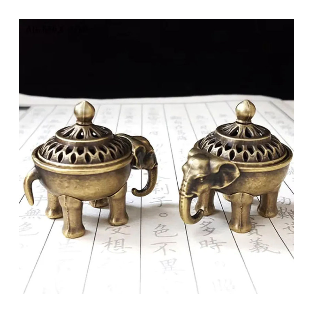 Elefant-Glücksbringer Räuchergefäß aus Metall in Gold mit Lotus-Design und Griff für Yoga und Meditation im antiken Stil - Bild 2