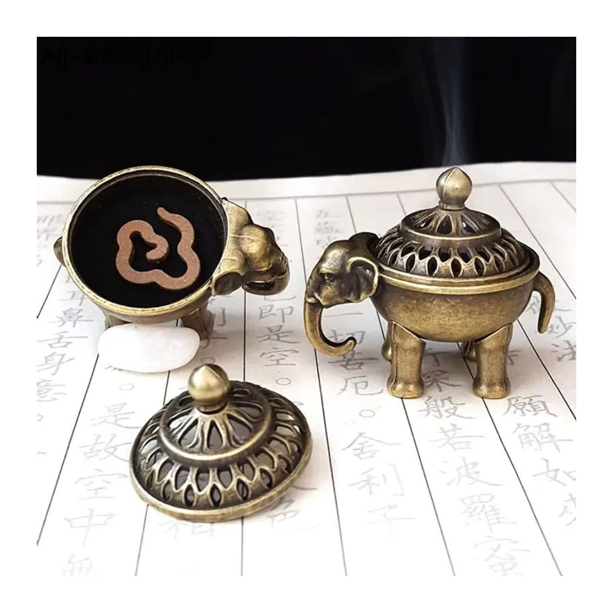 Elefant-Glücksbringer Räuchergefäß aus Metall in Gold mit Lotus-Design und Griff für Yoga und Meditation im antiken Stil - Bild 3