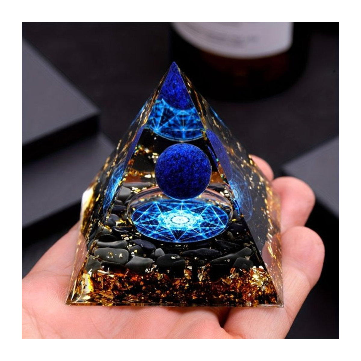 Elegante Heimdekoration mit Lapislazuli-Kugel und Pyramidenkristall in Blau mit goldener und schwarzer Basis aus Stein und Kunstharz - Bild 1