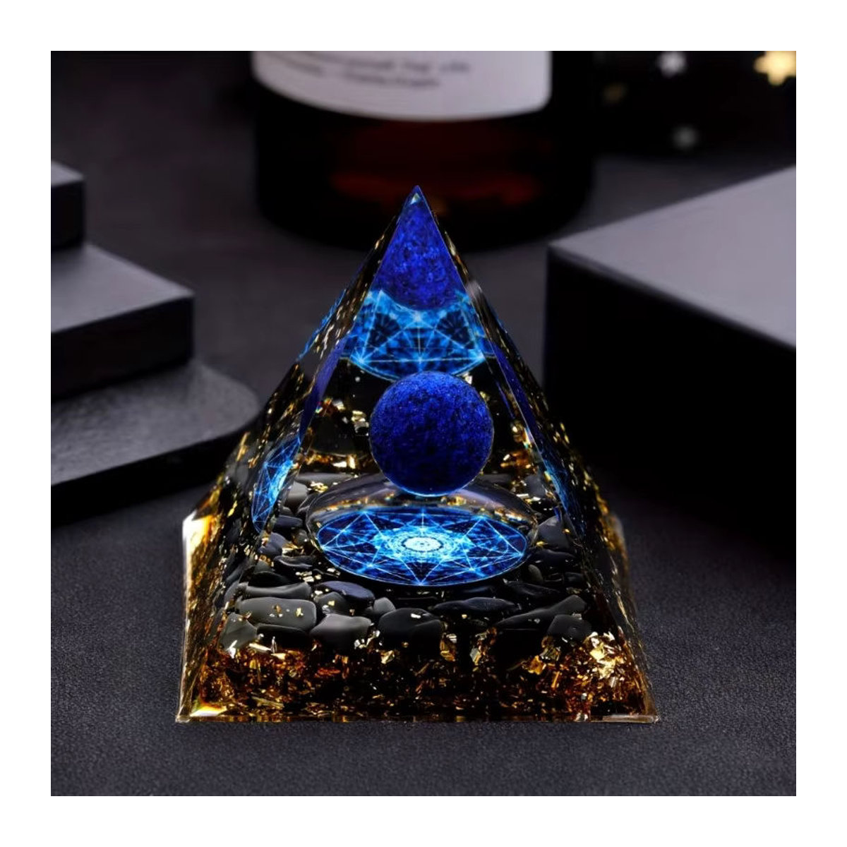 Elegante Heimdekoration mit Lapislazuli-Kugel und Pyramidenkristall in Blau mit goldener und schwarzer Basis aus Stein und Kunstharz - Bild 2