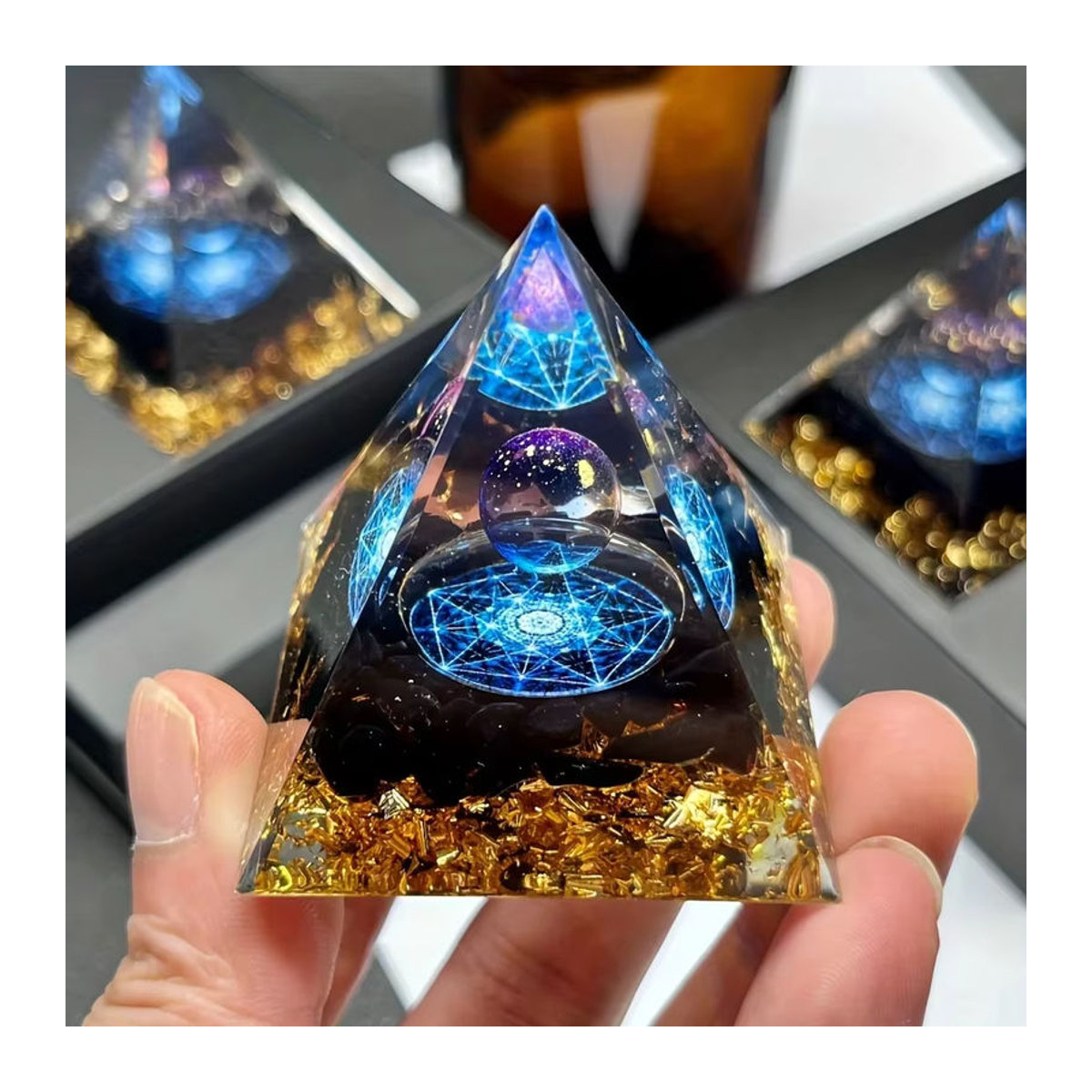 Elegante Heimdekoration mit Lapislazuli-Kugel und Pyramidenkristall in Blau mit goldener und schwarzer Basis aus Stein und Kunstharz - Bild 4