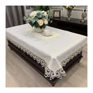 Elegante rechteckige Tischdecke mit luxuriöser Blumen-Spitzenstickerei von A Family Of Home Textiles in Weiß inklusive Stuhlhussen 45 cm